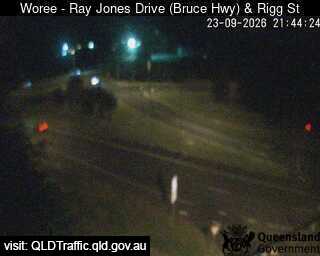 Traffic Cam Woree - Bruce Highway & Rigg Street - East